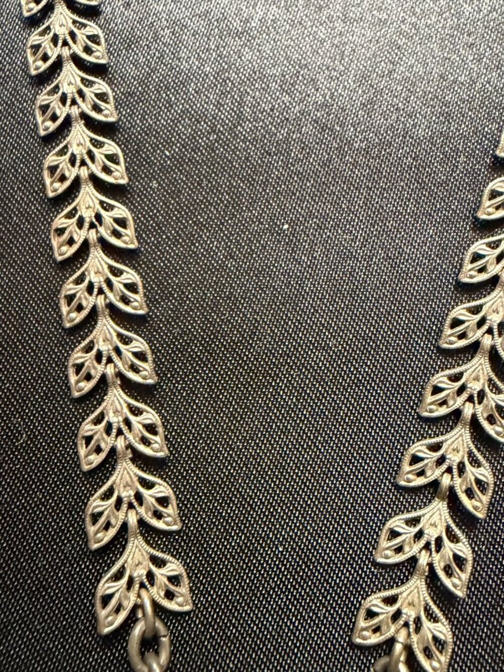 Vintage Silver-Tone Articulated Leaf Necklace with Ornate Floral Medallion - Picture 6 of 7